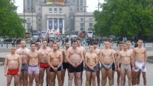 Roznegliżowany Zbigniew Stonoga szokował w centrum Warszawy