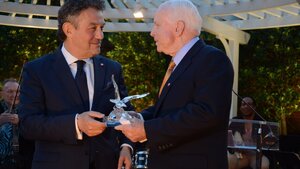 Zachwyty naszych „polityków” i „analityków” nad Johnem McCainem