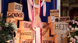 Homofaszyzm w Polsce. Pederaści terroryzują Kościół za dekoracje grobu pańskiego