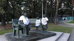 KOD z Sulejówka ubrał Piłsudskiego z rodziną. "Marszałek by ich wyrżnął"