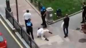 Koronaświrus. Mężczyzna twierdził, że nie musi nosić maseczki, bo jest psem. Grozi mu wysoka kara (WIDEO)