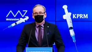 PRZYMUS SZCZEPIEŃ! Rząd ogłasza nowe restrykcje na szczyt zachorowań. Potem będzie chwalił się, że spadki to efekt rządowego zakazu jedzenia popcornu w kinie?!