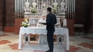 Włochy: karabinierzy przerwali Mszę