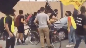 Antifa i BLM nie przepuszczą nikomu. Dziki tłum zaatakował samochód Murzynki (WIDEO)