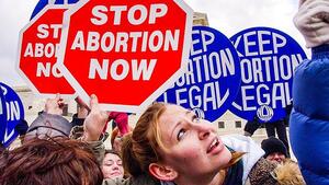 Modlitwa przed kliniką aborcyjną jak PRZEMOC fizyczna? Powstał SKANDALICZNY projekt!