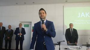 Sukces Patryka Jakiego. Groteskowa opozycja pomaga mu swoimi ekscesami