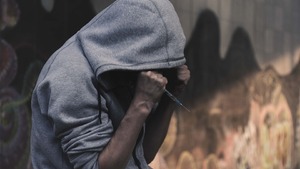 Ofiarami alkoholizmu i narkomani są dzieci i młodzież. Lewica promuje substancje uzależniające?