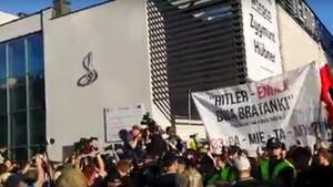 Konfrontacja lewactwa i narodowców przed Teatrem Powszechnym