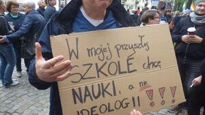 Lewicowcy obserwują miesięcznicę