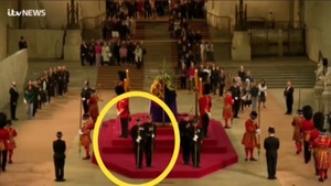 Szokujące zdarzenie przy trumnie królowej Elżbiety. Przerwano transmisję (WIDEO)