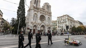 Policjanci  będą rozganiać ws. katolików modlących się przed kościołami! Ogromne protesty 