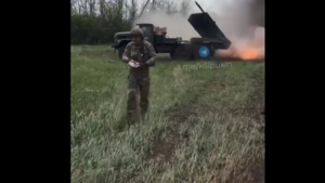 Za jego plecami startowały rakiety. Nietypowa reakcja ukraińskiego żołnierza hitem! [WIDEO]