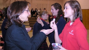 Będą rozdawać Komunię na rękę z obawy przed… żółtaczką