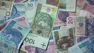 Eksperci straszą koronawirusem, by zlikwidować gotówkę? "Może przeżyć na banknotach 28 dni"