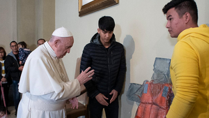 Franciszek zawiesił kamizelkę imigranta na krzyżu