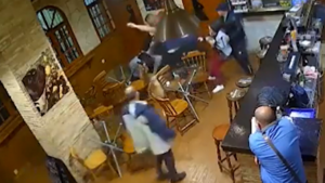 BÓJKA w barze! BRUTALNY atak Rosjan na Ukraińca! [WIDEO]