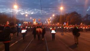 Marsz Niepodległości STOI! Policja blokuje kilkadziesiąt tysięcy osób na Moście Poniatowskiego