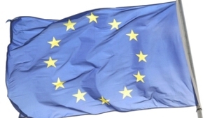 Domagają się zdjęcia unijnej flagi w dniu polskiego Święta Flagi