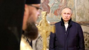 Zaskakujące sceny w Mokswie! Putin zupełnie sam w cerkwi [WIDEO]