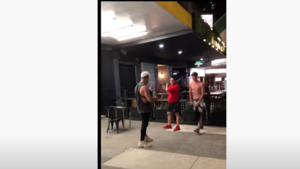 Wielka bójka na ulicy. Szybko pożałowali z kim zadarli (WIDEO)