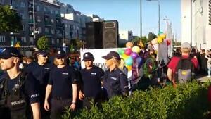 Początek konfrontacji przed Teatrem Powszechnym