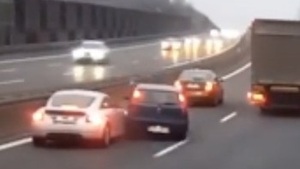 Ten film mrozi krew w żyłach! Dachowanie na autostradzie A4 [WIDEO]
