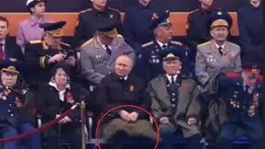 Prezydent Rosji trzymał TO na kolanach! Ten szczegół może świadczyć o wszystkim [FOTO]