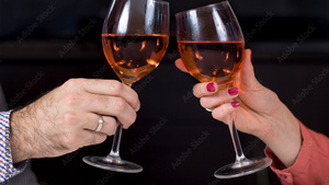 Włochy: lepiej nie stukać się kieliszkami i unikać... niezaszczepionych!