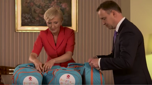 Para Prezydencka bierze udział w akcji „Tornister pełen uśmiechów”