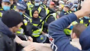 Bitwa o wolność w Londynie! Tysiące ludzi bez masek protestowało przeciwko obostrzeniom, policja użyła siły (WIDEO)