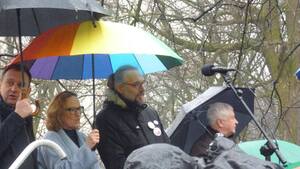 Mizerna demonstracja emerytów z KOD przeszła przez stolicę z Mateuszem Kijowskim pod tęczową parasolką