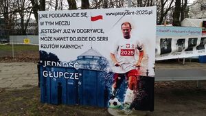 Fotorelacja. Koczowisko antyPiS przed Sejmem obwieszone banerami Kidawy