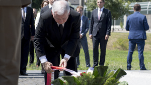 Jarosław Kaczyński złożył kwiaty przy pomniku ofiar Rzezi Wołyńskiej