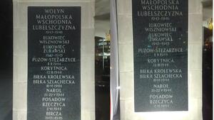 Z tablic na Grobie Nieznanego Żołnierza, upamiętniających polską samoobronę przez bandami OUN-UPA, zniknęła nazwa Birczy