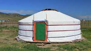 Między jurtą a "Drewnianym Wieżowcem"