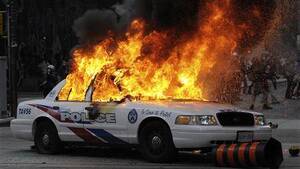 W Szwecji tym razem płoną samochody (VIDEO)