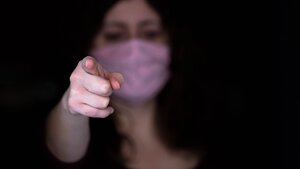 W Anglii premier wezwie, aby nosić maseczki w czasie pracy?