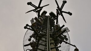 Ponad 140 ataków na maszty 5G w całej Europie