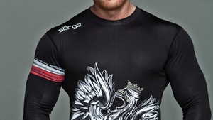 Męska moda. Motywy patriotyczne na fali