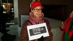 Emeryci z antyPiS namawiają do oglądania TVP i spacerują stojąc [WIDEO]