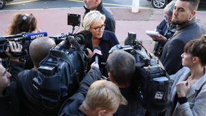 Le Pen w komisariacie w Calais: Deportujmy nielegalnych imigrantów!