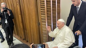 SZOK! Papież Franciszek na wózku inwalidzkim! Co się stało? 