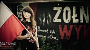 Uśmiechnięte dziewczyny na tle biało-czerwonej. ZDJĘCIA!