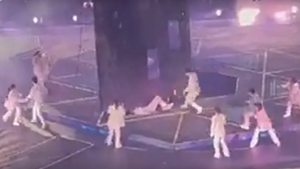 Ogromny ekran spadł na tancerzy na koncercie w Hongkongu (WIDEO)
