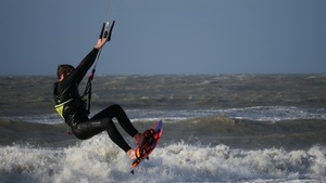 Sporty wodne podczas letnich wakacji - windsurfing i kitesurfing
