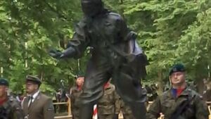 Inka obok tablicy upamiętniającej kata jej matki