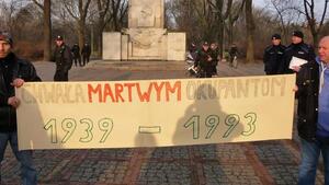 Płużański, narodowcy, wolnościowcy i kibice. Protest przeciw sowieckim pomnikom