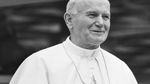 Piła: Pomnik papieża Jana Pawła II obrzucony jajami