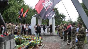 Banderowskie flagi na obchodach 75. rocznicy pomordowania Polaków przez NKWD w Dobromilu