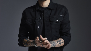 Idol nastolatek porzucił islam. Muzułmanie nawołują do bojkotu piosenkarza